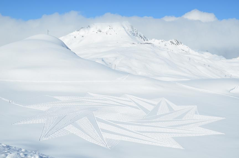 Illustration for article titled The Artist Making Beautiful Snow Art With Simple Math and Footprints